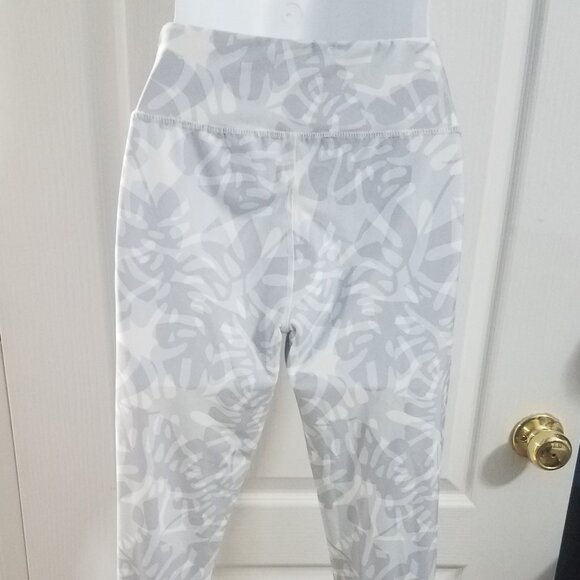 Jockey Gray Camo Leggings w/ Criss Cross Detail at ankle SMALL EUC - Picture 3 of 4